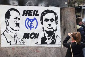 Cuelgan manta de Mourinho y Hitler en el Bernabéu
