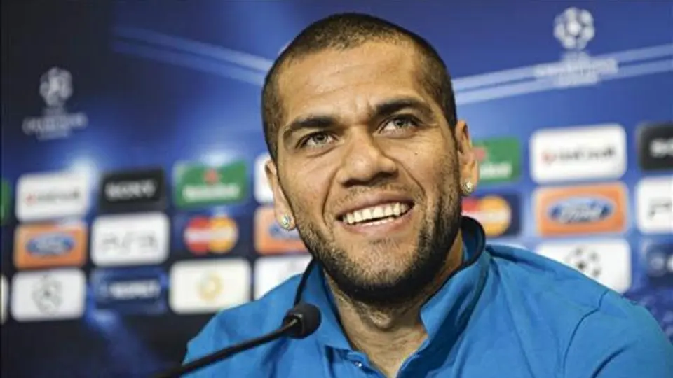 Alves inicia proceso de renovación con el Barça