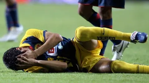 Ángel Reyna, lesionado en partido de pretemporada del América