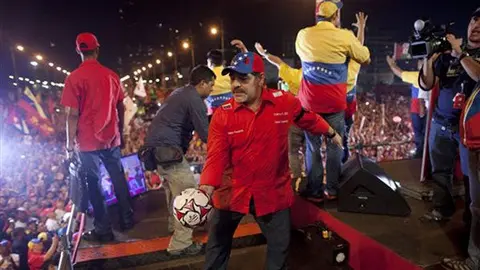 Maradona asiste al cierre de campaña de Nicolás Maduro