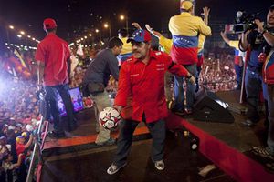 Maradona asiste al cierre de campaña de Nicolás Maduro