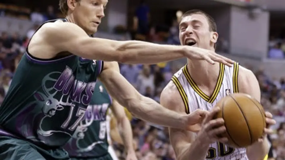 Ayón y los Bucks cayeron ante Indiana