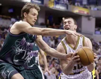 Ayón y los Bucks cayeron ante Indiana