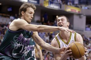 Ayón y los Bucks cayeron ante Indiana