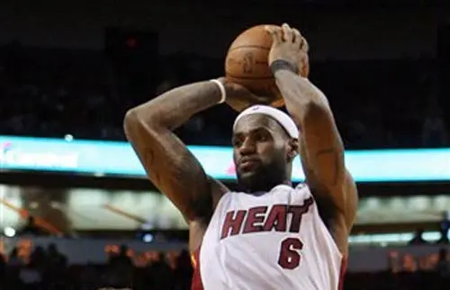 LeBron, Wade y Bosh explotan a la ofensiva