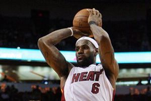 LeBron, Wade y Bosh explotan a la ofensiva