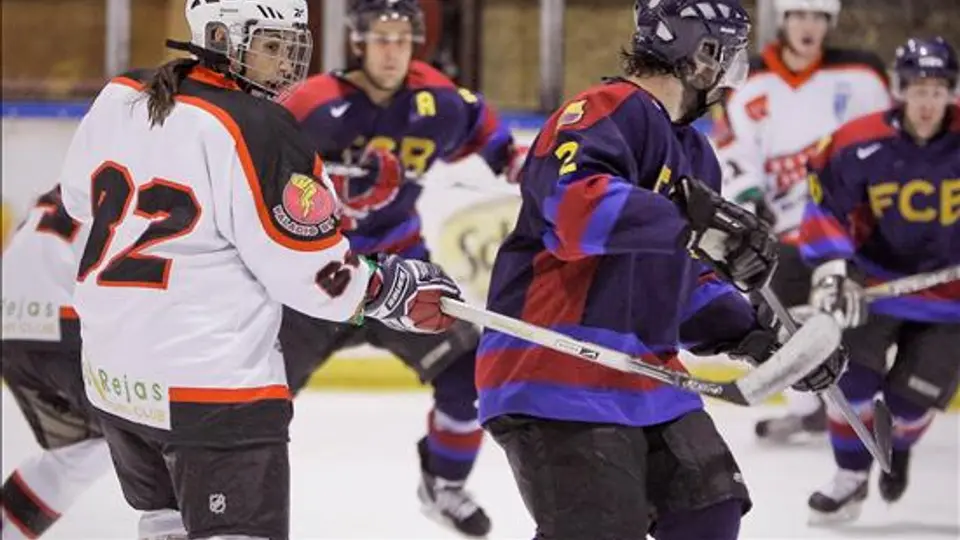 Mujer debuta con equipo masculino de hockey en España