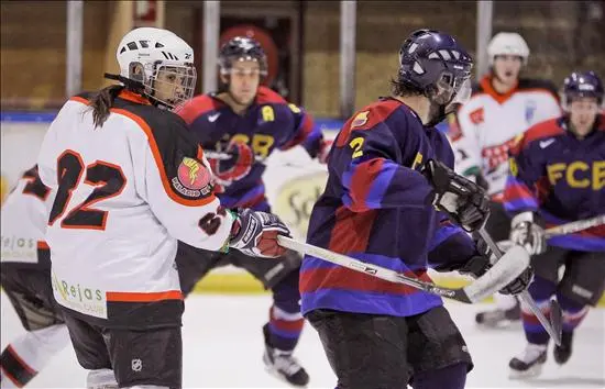 Mujer debuta con equipo masculino de hockey en España