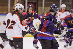 Mujer debuta con equipo masculino de hockey en España