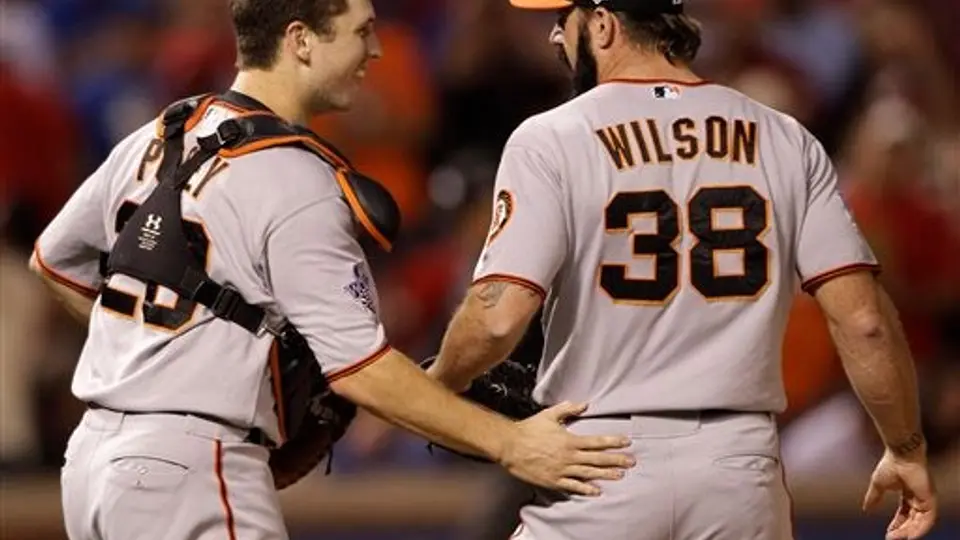 Bumgarner tira 'joyita' y Gigantes acaricia título al vencer 4-0 a Texas