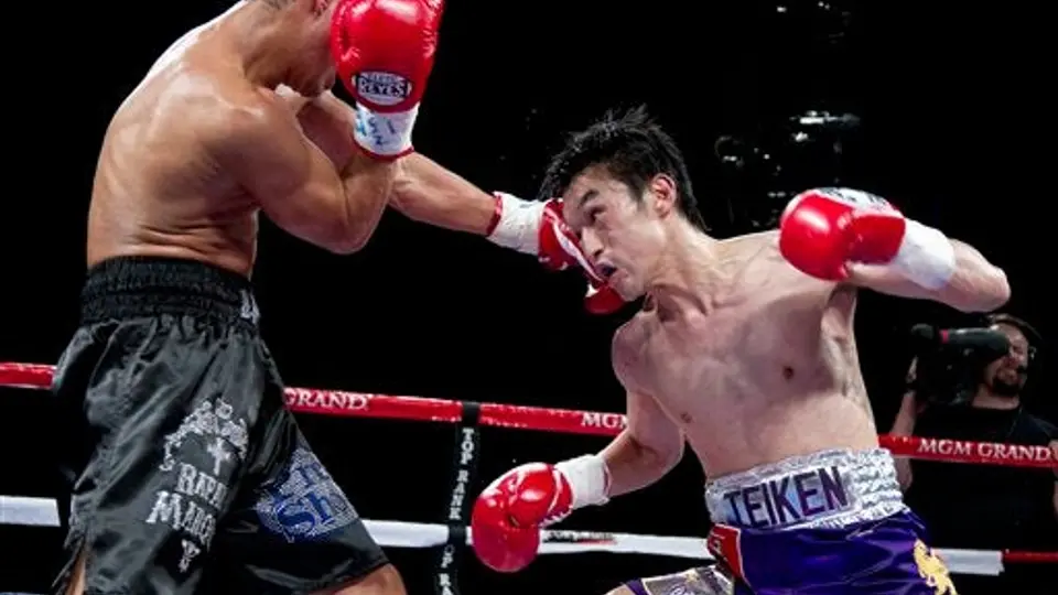 Nishioka retiene corona Supergallo ante Rafa Márquez
