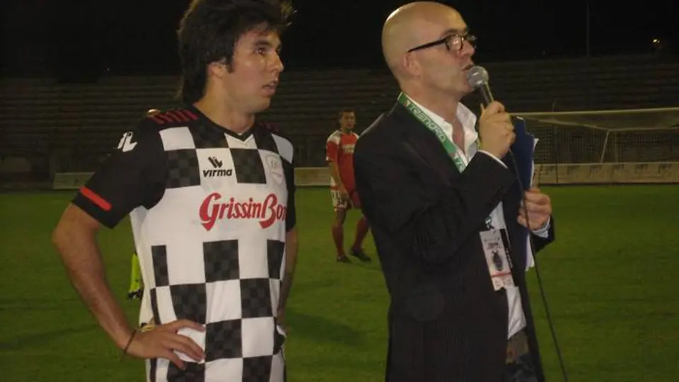 Checo Pérez tuvo mala tarde en el futbol