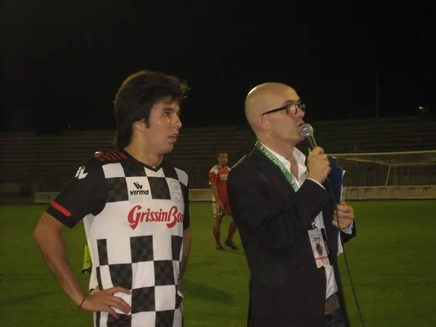 Checo Pérez tuvo mala tarde en el futbol