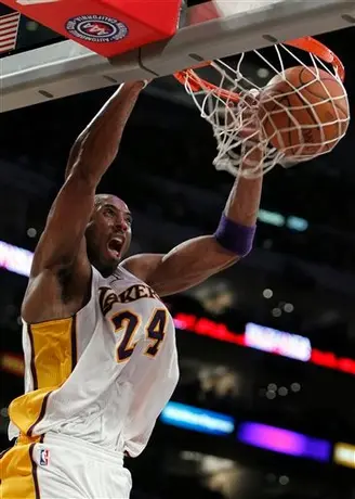 Kobe y Bynum guían paliza de Lakers 109-87 a Knicks