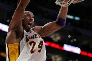 Kobe y Bynum guían paliza de Lakers 109-87 a Knicks