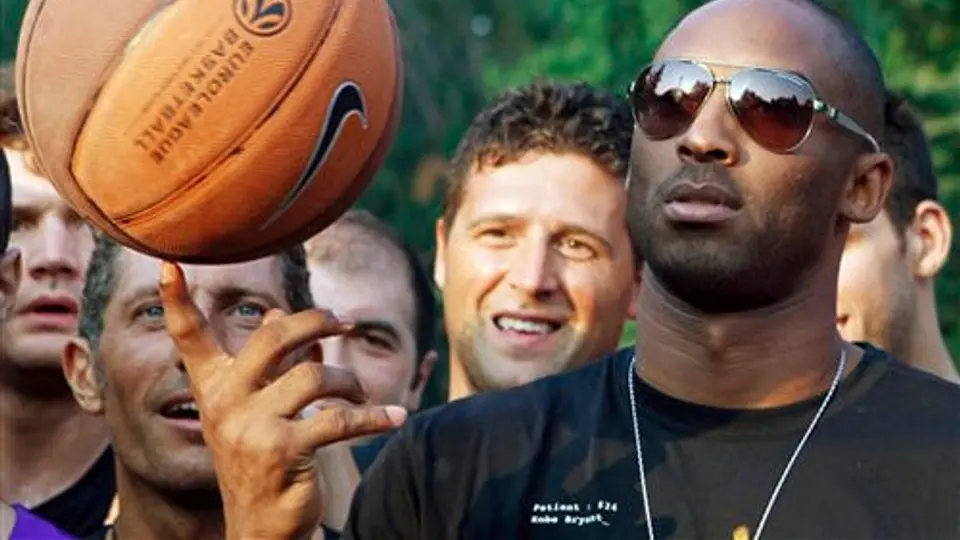 Kobe Bryant considera jugar en Italia