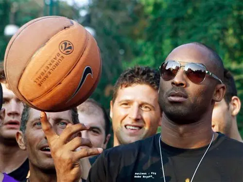 Kobe Bryant considera jugar en Italia