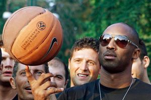 Kobe Bryant considera jugar en Italia