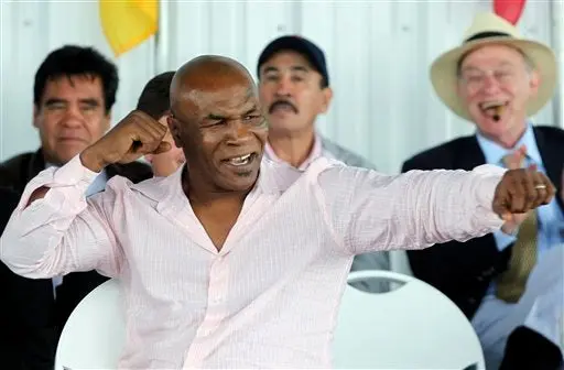 A Tyson lo vence la emoción al ingresar al Salón de la Fama