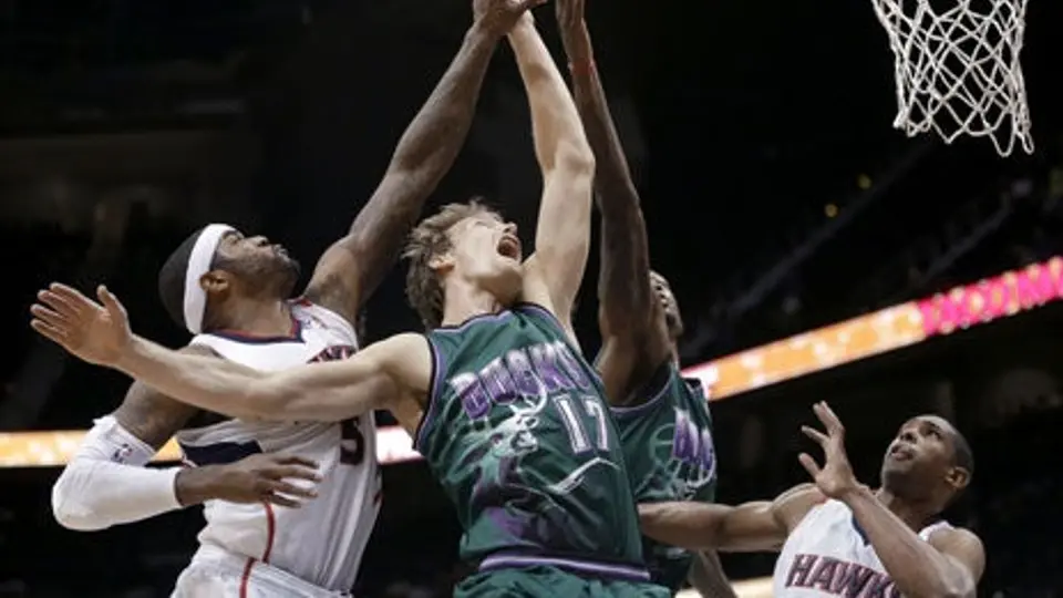 Ayón no vio acción en la derrota de los Bucks