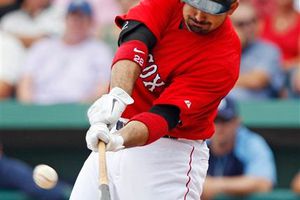 Adrián González pega jonrón en empate de Boston