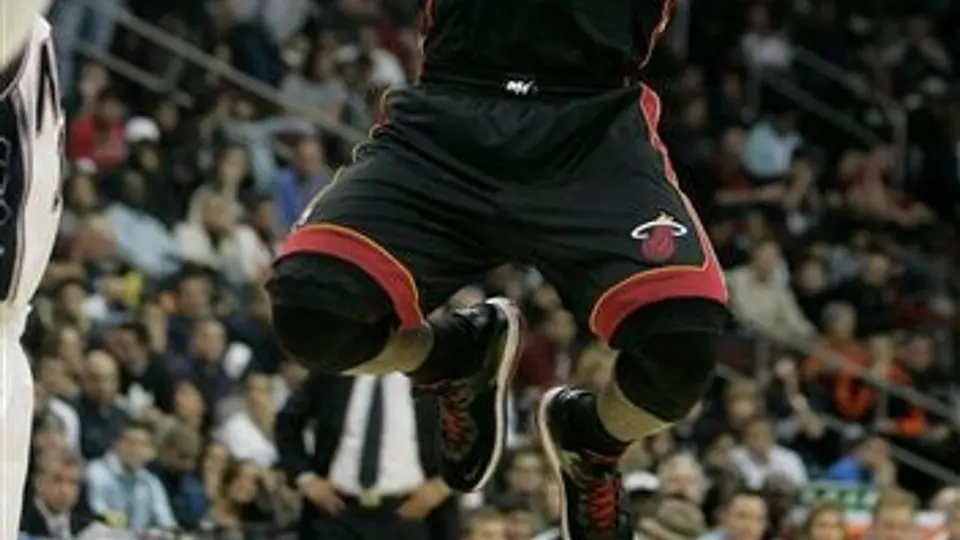 LeBron, Wade y Bosh apalean a Nueva Jersey para quitarle el invicto