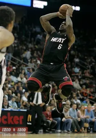LeBron, Wade y Bosh apalean a Nueva Jersey para quitarle el invicto