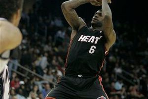 LeBron, Wade y Bosh apalean a Nueva Jersey para quitarle el invicto