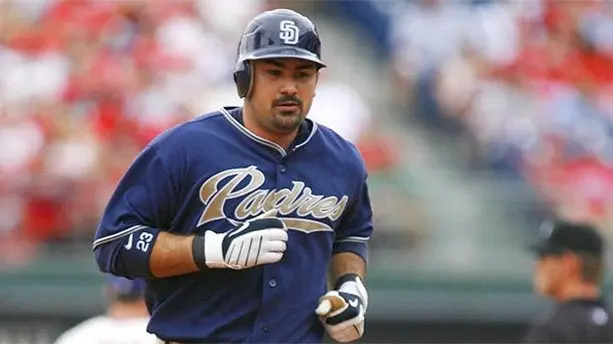 Confirmado, Adrián González ya es de Medias Rojas