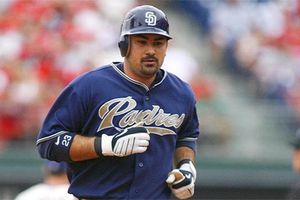 Confirmado, Adrián González ya es de Medias Rojas