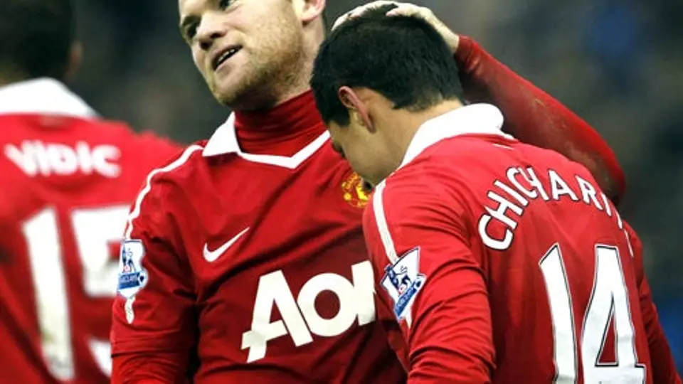 Chicharito recibirá clases de ética sexual en el Man-U