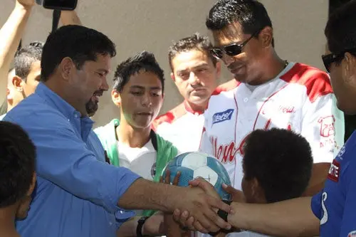 Venados y Yaquis visitan Casa Hogar