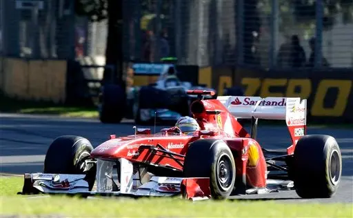Alonso confiesa que el Ferrari tendrá novedades en Malasia