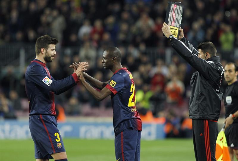 Piqué le dejó su lugar a Eric Abidal | EFE
