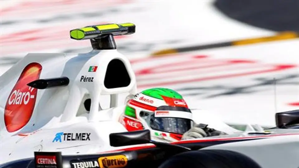 Checo se retira luego de 29 vueltas