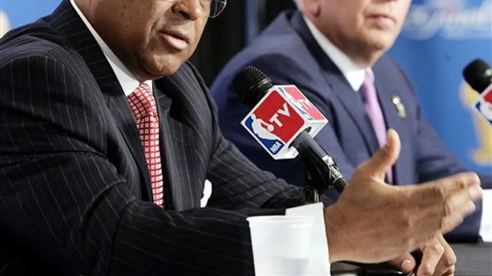 Comisionado y líder sindical de NBA sostienen reunión
