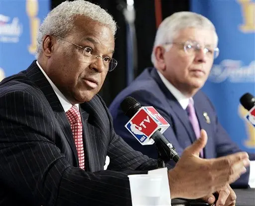 Comisionado y líder sindical de NBA sostienen reunión
