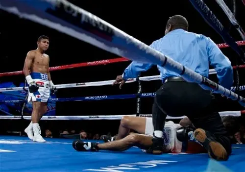 Soto cae en el segundo round y González retiene el título