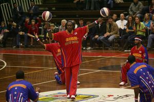 Los Harlem Globetrotters divierten a los regios