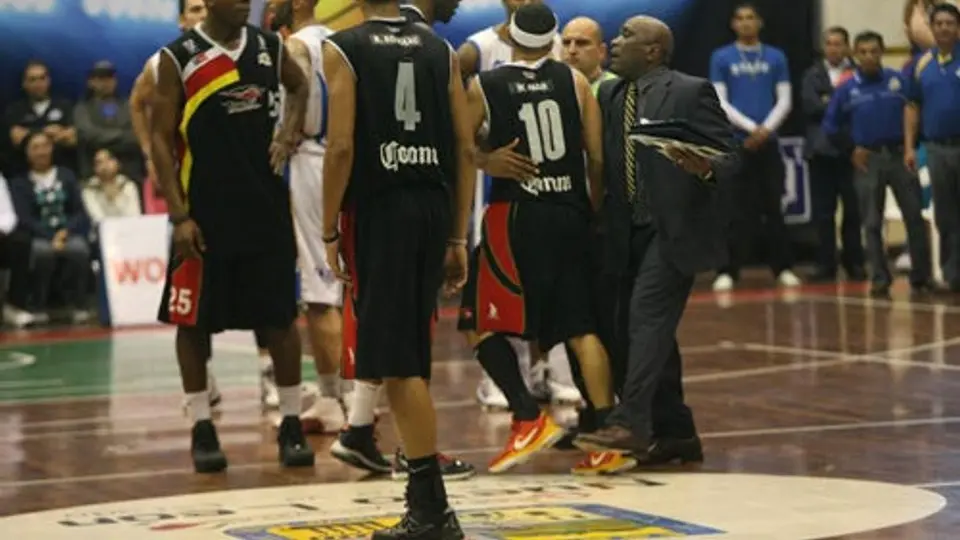 Cae Fuerza Regia en tiempo extra en un duelo de trifulcas