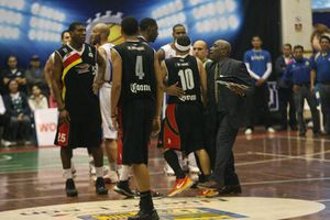 Cae Fuerza Regia en tiempo extra en un duelo de trifulcas