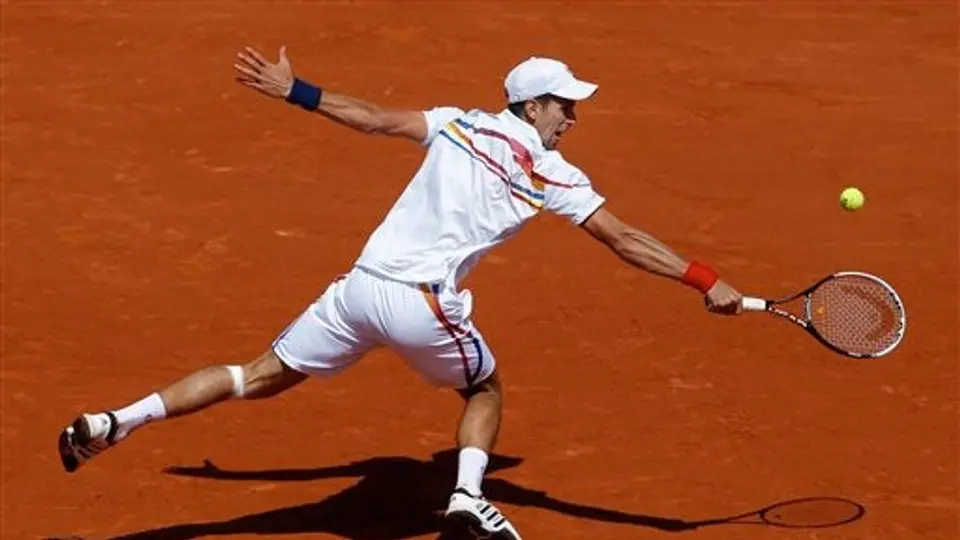Djokovic arrolla en su debut en Roland Garros