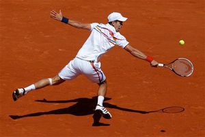 Djokovic arrolla en su debut en Roland Garros