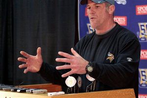 Favre, en duda por conmoción cerebral