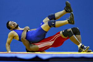 Mexicanos acceden a repesca en lucha grecorromana