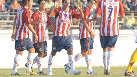 Chivas supera 2-1 a Estudiantes en amistoso