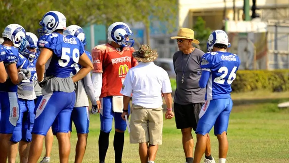 El coach Frank asegura que la Premier ha subido de nivel