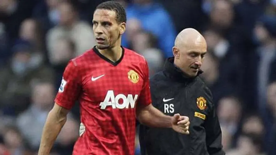 Aficionado del Man City es sancionado por encarar a Ferdinand