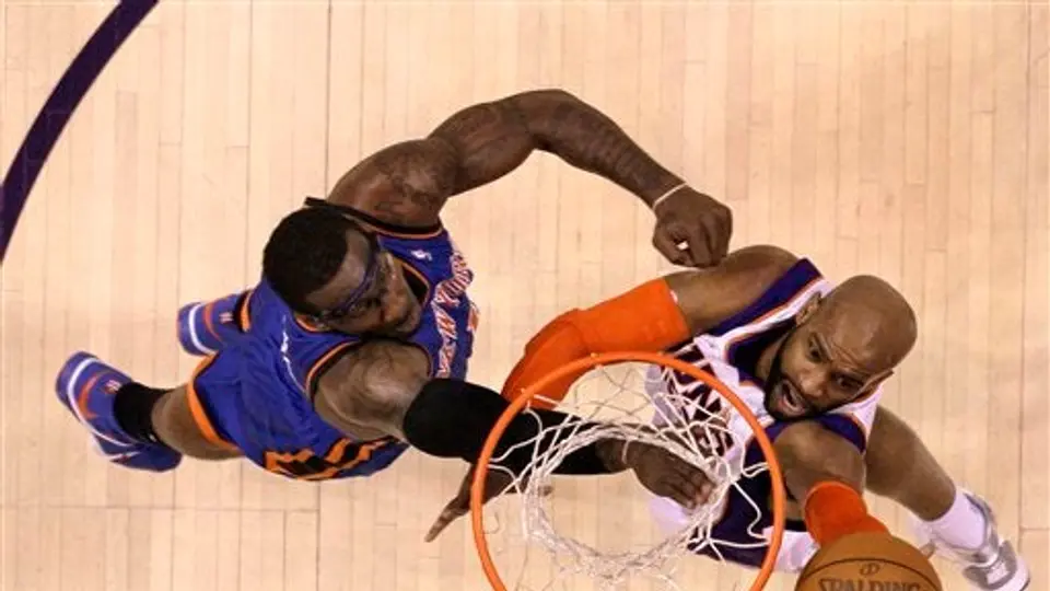 Carter hace historia; Phoenix derrota 129-121 a Knicks