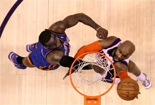 Carter hace historia; Phoenix derrota 129-121 a Knicks